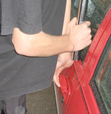 4 minori, infractori depistaţi de poliţişti după ce au dat atacul la o maşină